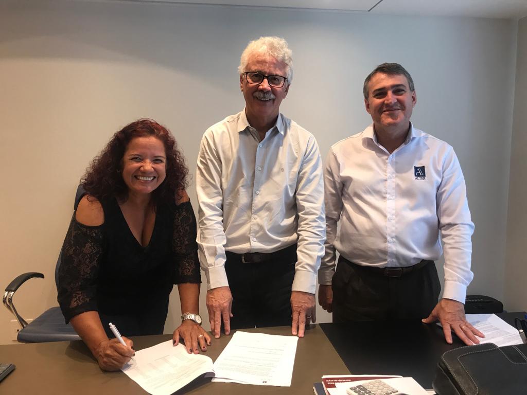Os primeiros quatro contratos que selam a parceria feita entre a Federação dos Trabalhadores
da Saúde do Estado de São Paulo, a Federação Paulista da saúde e os Sindicatos filiados com a
Alter Administradora de Benefícios e o Grupo São Francisco de saúd